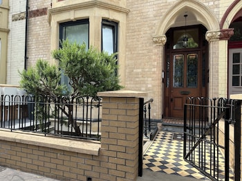 Central Studios,United Kingdom>>Cardiff,3 star