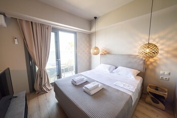 theros suites