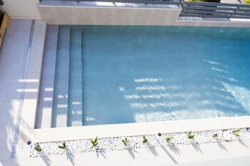 theros suites