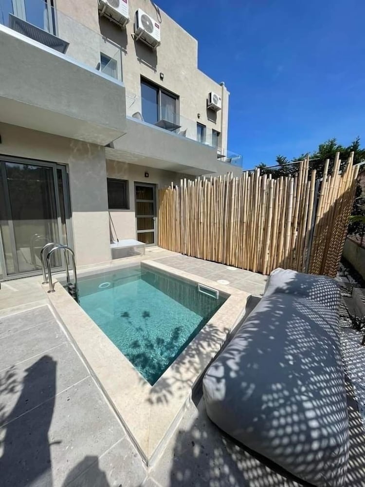 theros suites