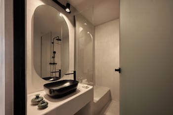utopia hotel
