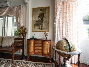 roomquest bangkok rim praya dinsor road