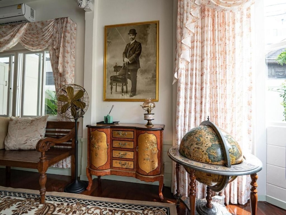 roomquest bangkok rim praya dinsor road