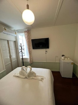 roomquest bangkok rim praya dinsor road