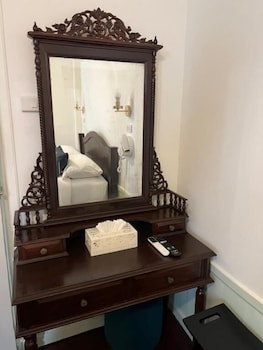 roomquest bangkok rim praya dinsor road