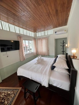roomquest bangkok rim praya dinsor road