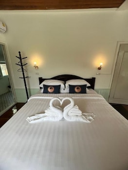 roomquest bangkok rim praya dinsor road