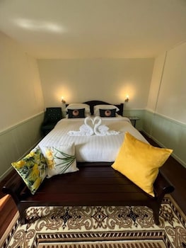 roomquest bangkok rim praya dinsor road