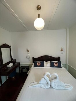 roomquest bangkok rim praya dinsor road