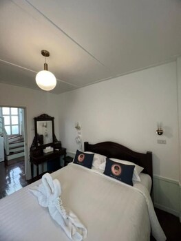 roomquest bangkok rim praya dinsor road