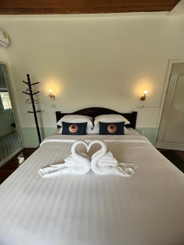 roomquest bangkok rim praya dinsor road