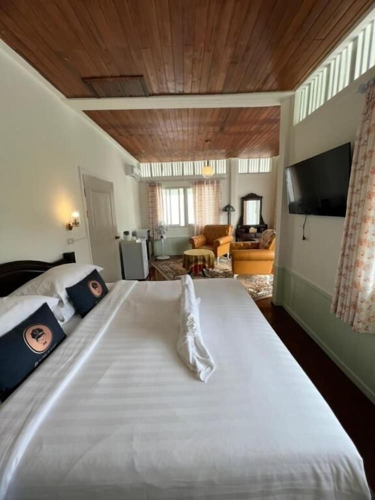 roomquest bangkok rim praya dinsor road