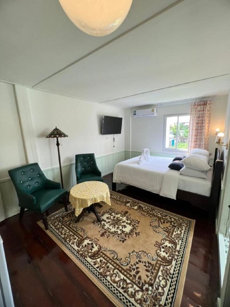 roomquest bangkok rim praya dinsor road