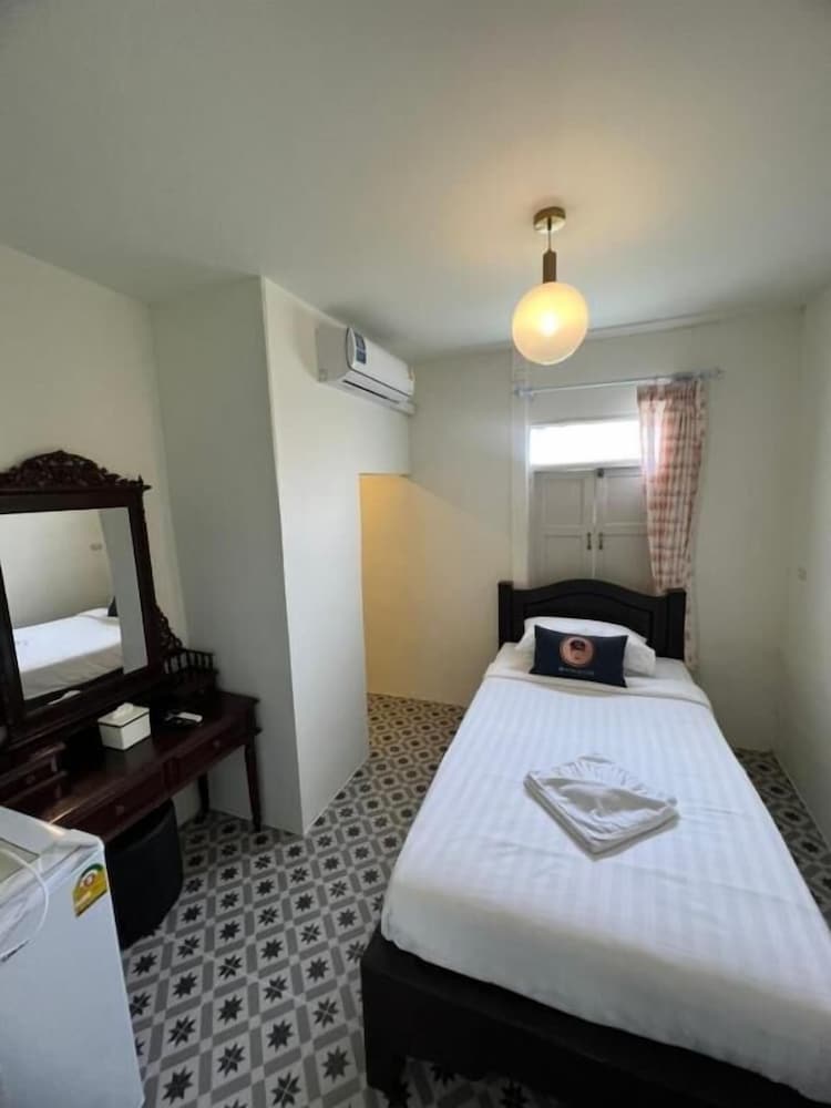 roomquest bangkok rim praya dinsor road