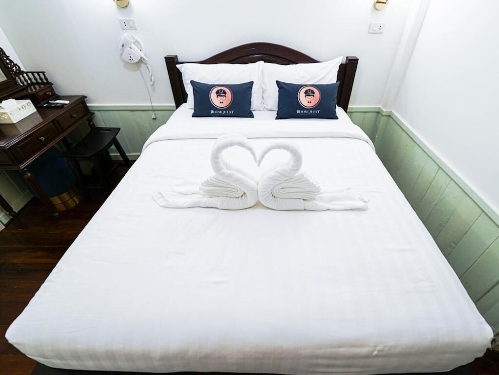 roomquest bangkok rim praya dinsor road