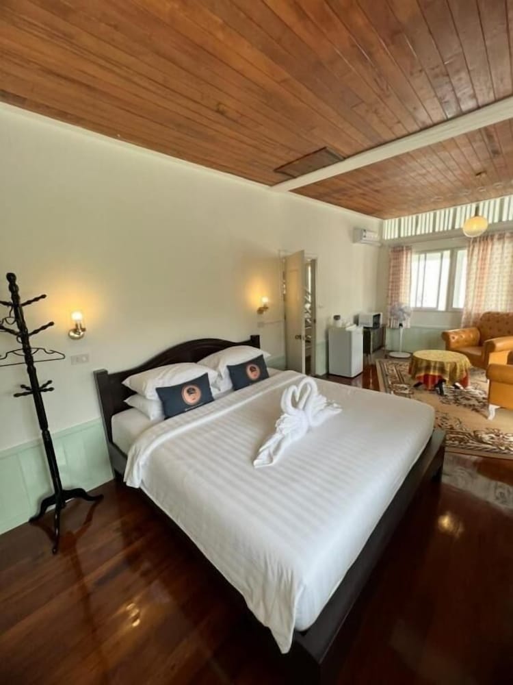 roomquest bangkok rim praya dinsor road
