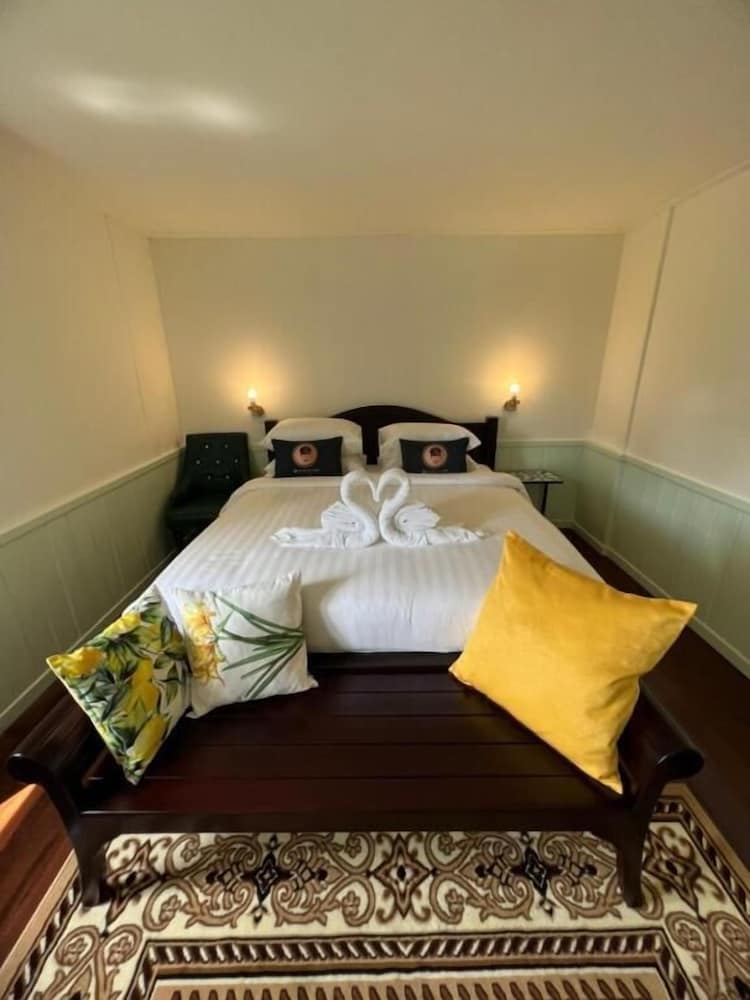 roomquest bangkok rim praya dinsor road