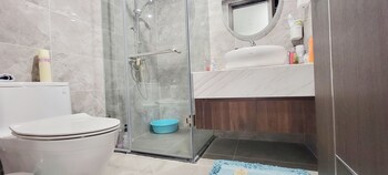 modern condo steps from vincom plaza