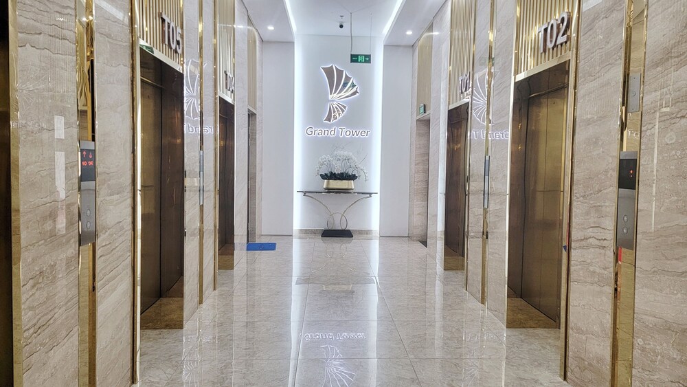 modern condo steps from vincom plaza