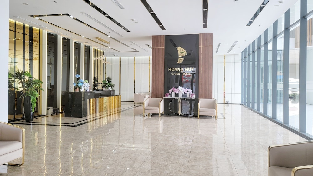 modern condo steps from vincom plaza