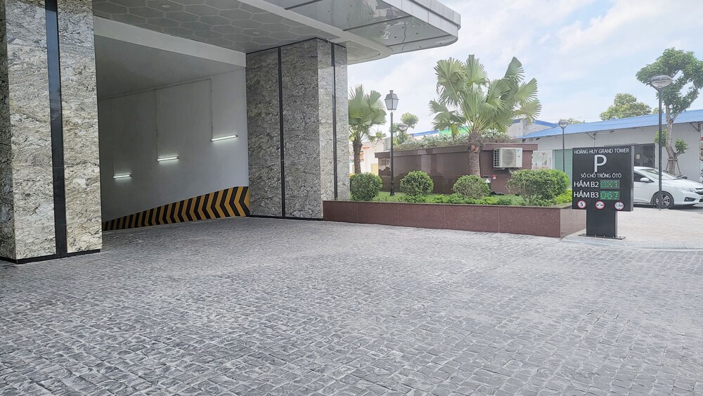 modern condo steps from vincom plaza