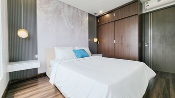 modern condo steps from vincom plaza