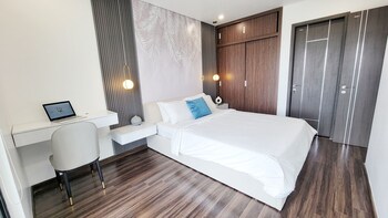 modern condo steps from vincom plaza