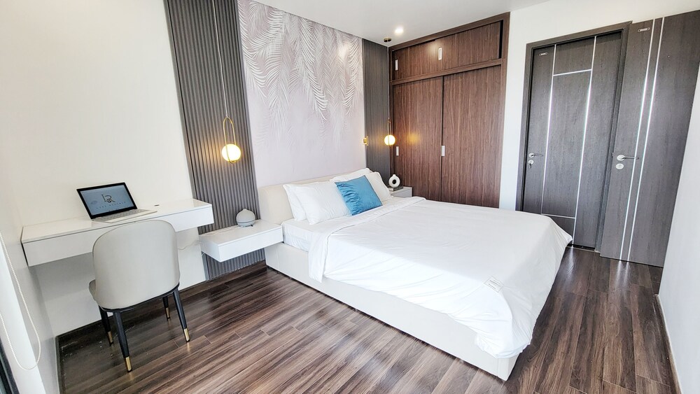 modern condo steps from vincom plaza