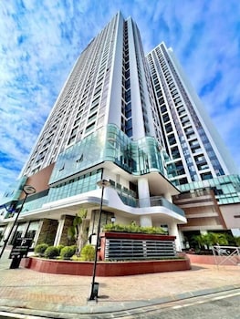 modern condo steps from vincom plaza