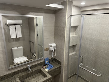 stay inn pyramids hotel