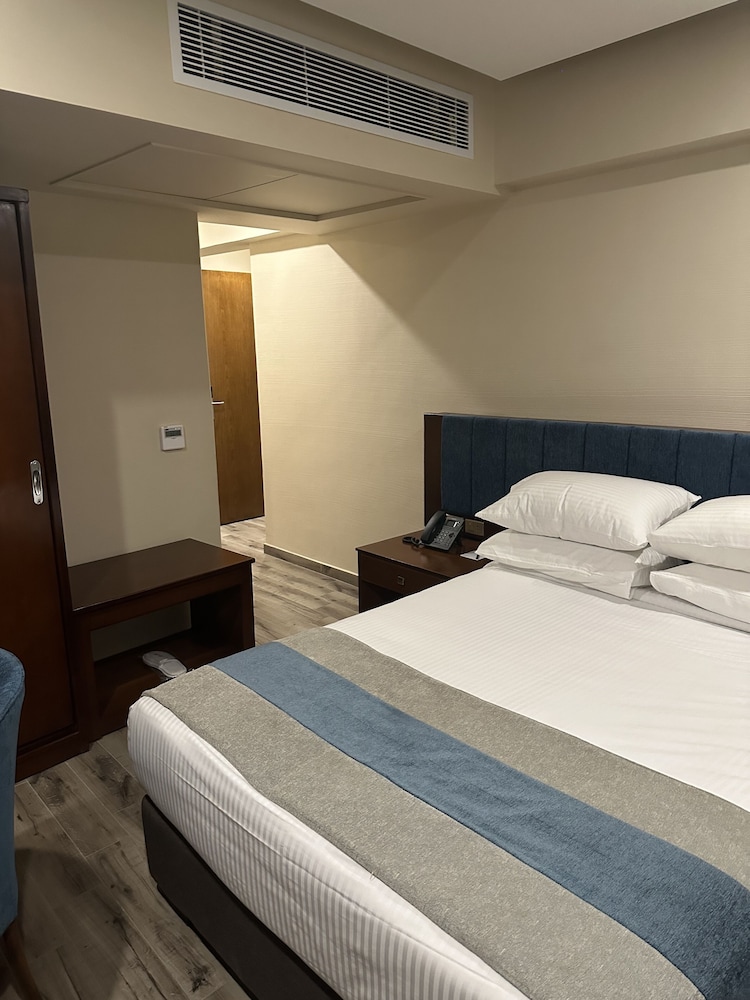 stay inn pyramids hotel