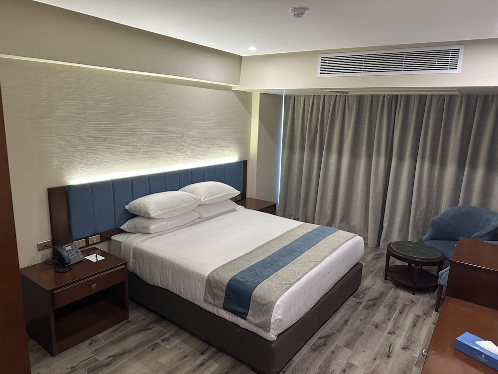 stay inn pyramids hotel