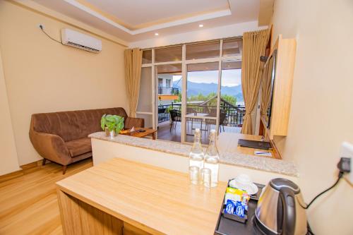 majestic lakefront hotel and suites