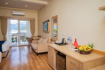 majestic lakefront hotel and suites