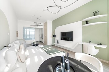 silkhaus palm views west the palm jumeirah dubai