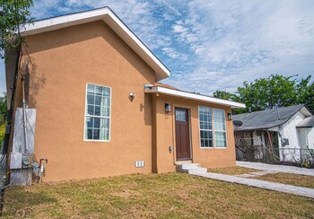 charming 3br 2ba gem close to downtown riverwalk