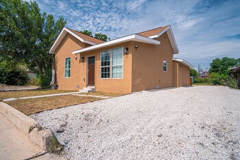 charming 3br 2ba gem close to downtown riverwalk