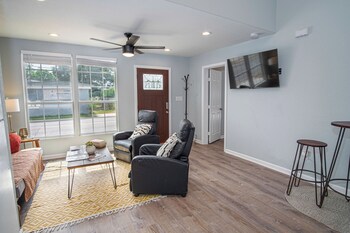 charming 3br 2ba gem close to downtown riverwalk