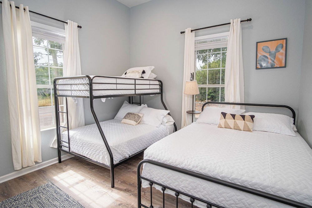 charming 3br 2ba gem close to downtown riverwalk