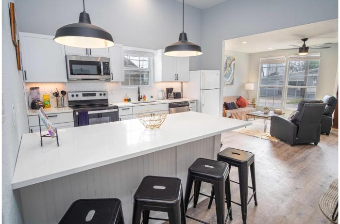 charming 3br 2ba gem close to downtown riverwalk