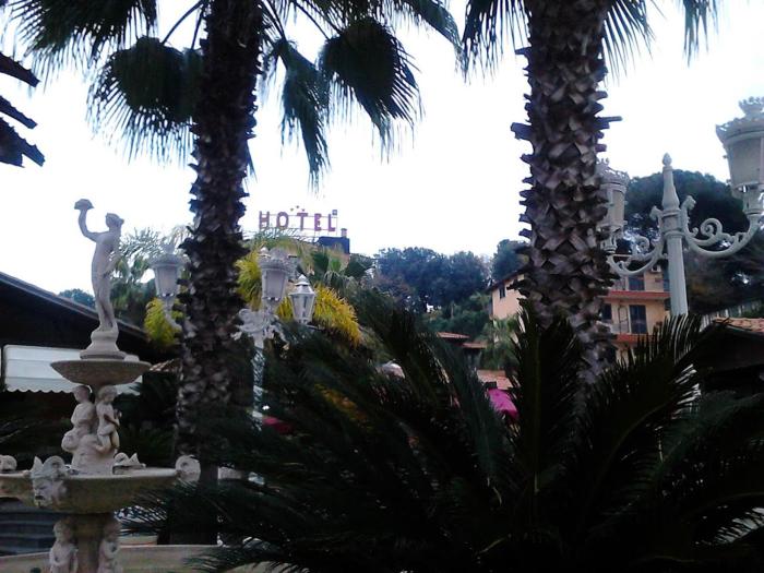 hotel happy days