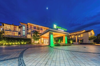 holiday inn wuyi mountain water village an ihg hotel