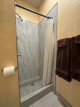 unity hotel no parking and rooms are upstairs