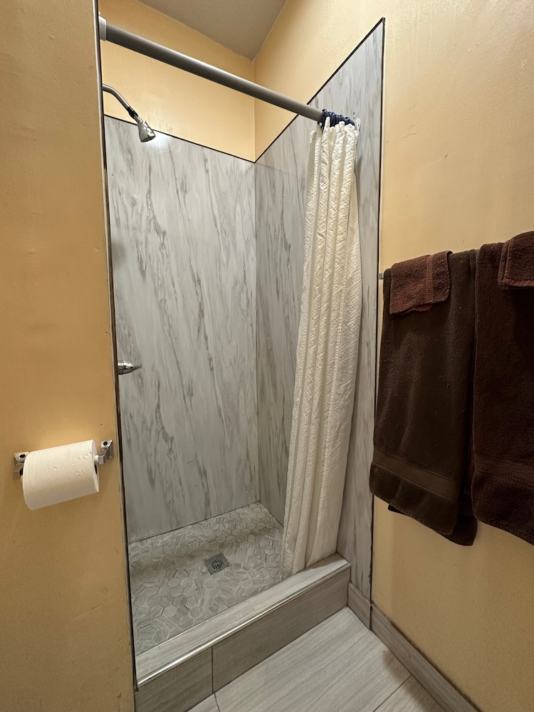 unity hotel no parking and rooms are upstairs