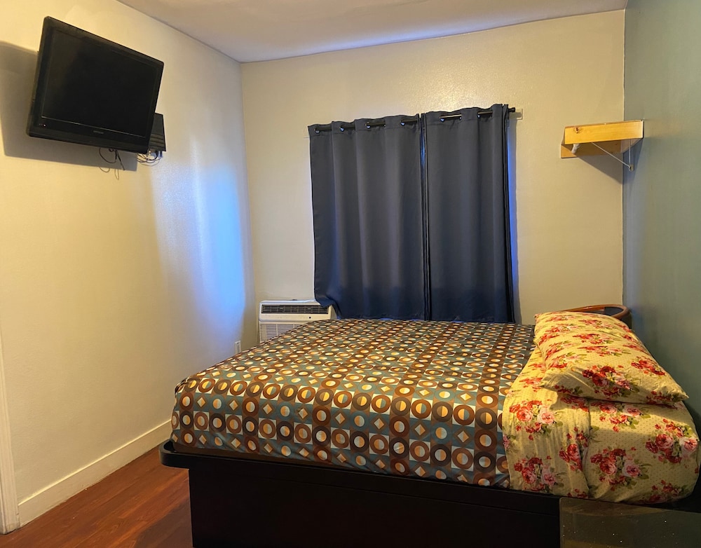 unity hotel no parking and rooms are upstairs