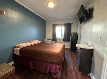 unity hotel no parking and rooms are upstairs