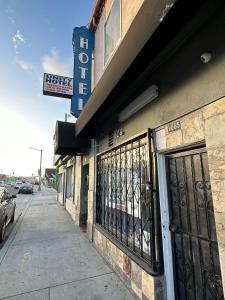 unity hotel no parking and rooms are upstairs