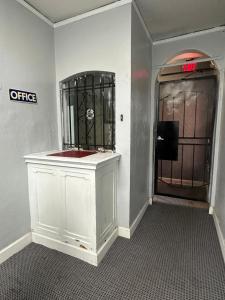 unity hotel no parking and rooms are upstairs