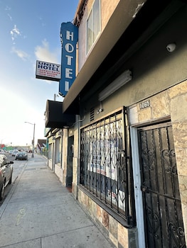 unity hotel no parking and rooms are upstairs