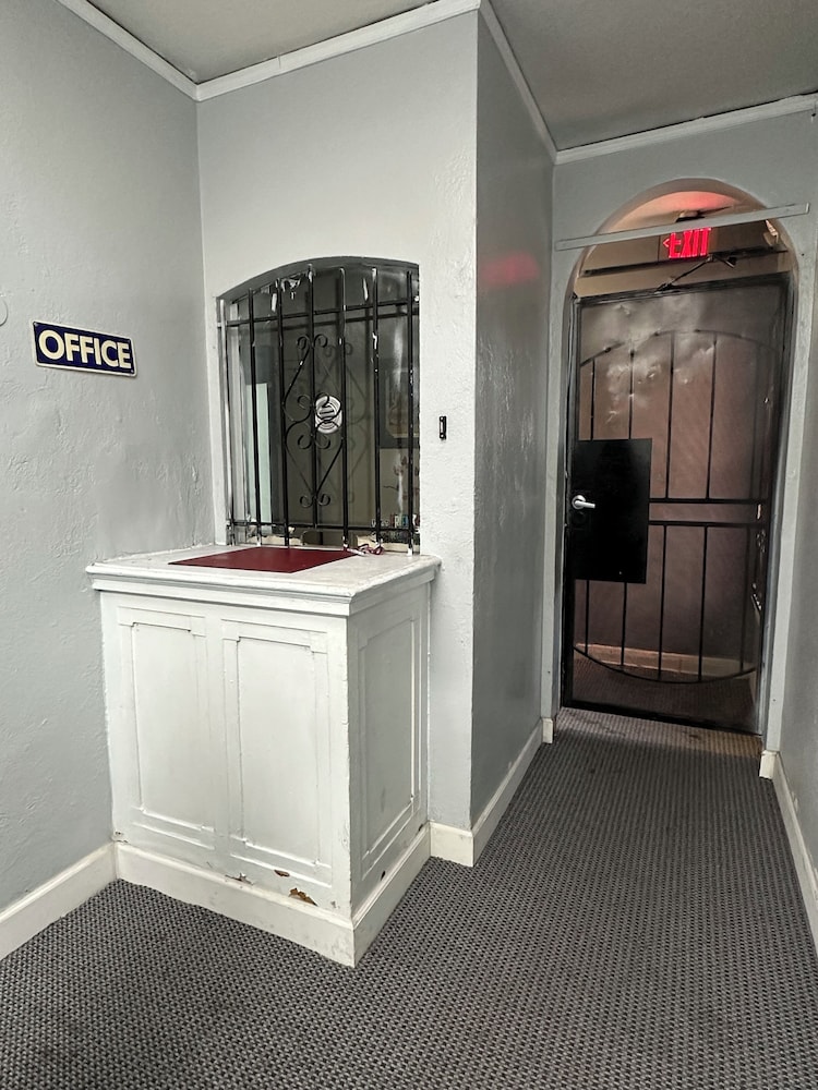 unity hotel no parking and rooms are upstairs